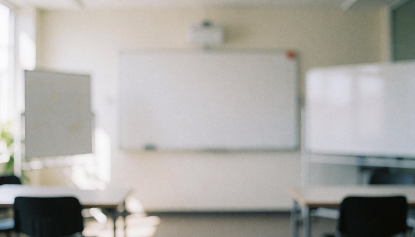 Intérieur d'une salle de classe lumineuse et calme, équipée de tableaux, de tables et de chaises sur un fond neutre adapté aux textes.
