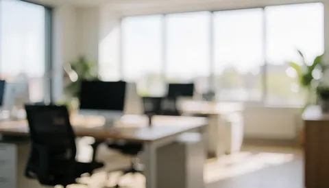 Fond d'espace de travail lumineux avec surface de bureau neutre et fenêtre en arrière-plan flou pour texte