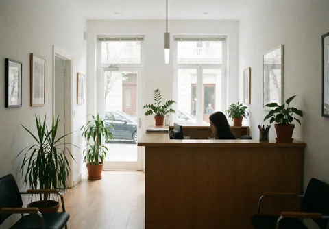 Vue d'une réception moderne et épurée dédiée aux ressources humaines, avec un design intérieur accueillant et professionnel.