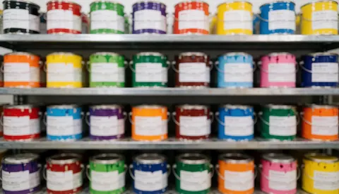 Fond de peintures en latas métalliques sur des étagères, couleurs vibrantes, idéal pour textes commerciaux, sans personnes, ambiance professionnelle et ordonnée.