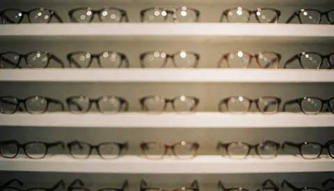 Arrière-plan flou et doux de présentoirs à lunettes, idéal pour ajouter du texte sur un site web ou une présentation marketing.