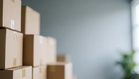 Arrière-plan flou d'entrepôt avec des cartons empilés, idéal pour ajouter du texte sur le thème de la logistique et du déménagement.