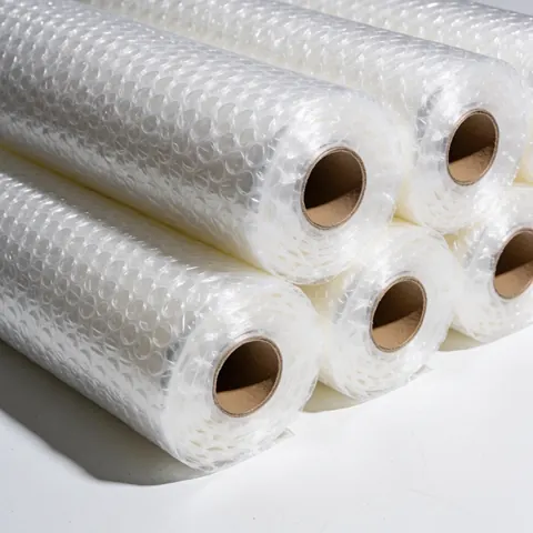 Un rouleau de film à bulles transparentes utilisé pour l'emballage et la protection des produits lors d'une déménagement ou du transport logistique.