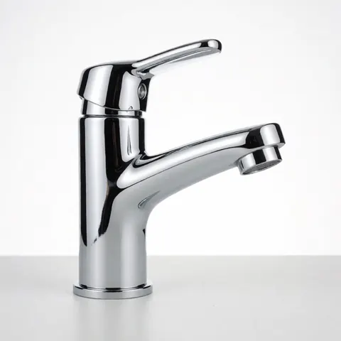 Un robinet de salle de bain ou de cuisine au design contemporain, fini chrome réfléchissant sur fond blanc pur.