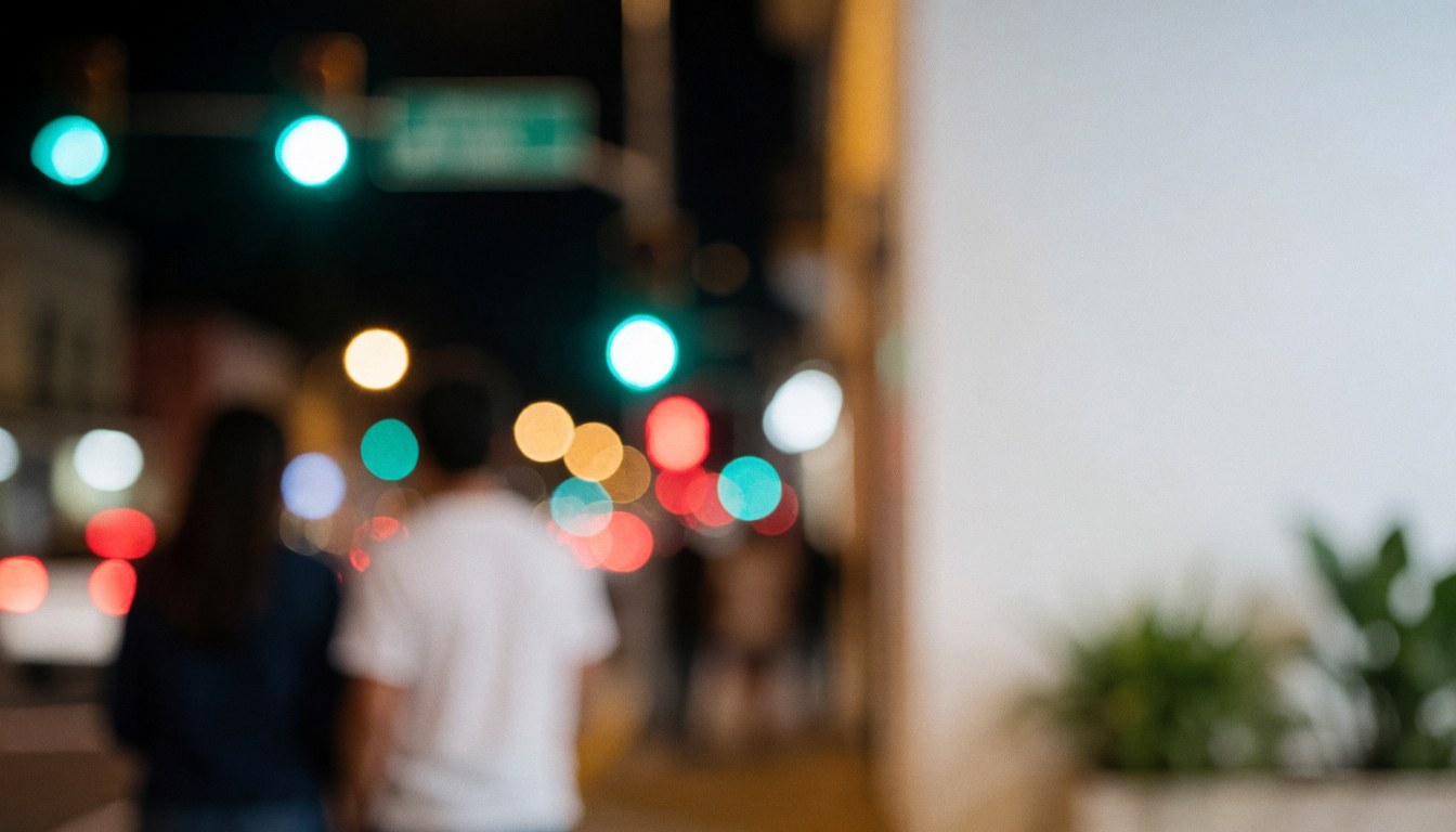 Arrière-plan abstrait de ville la nuit avec des feux de circulation et des lampadaires flous, laissant un espace vide à droite pour ajouter du texte, idéal pour les projets commerciaux en milieu urbain.