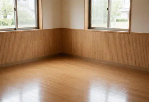 Espace de travail vide et propre, doté d'un plancher en bois poli, de murs à lamelles et de fenêtres laissant entrer la lumière naturelle.