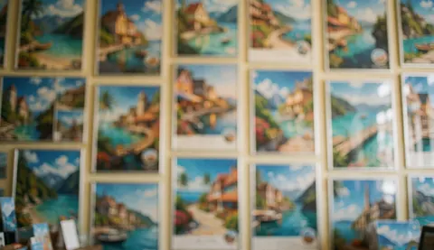 Composition graphique présentant une série d'affiches ou de cartes représentant diverses destinations de voyage, disposées en mur avec un effet de profondeur et des couleurs douces.