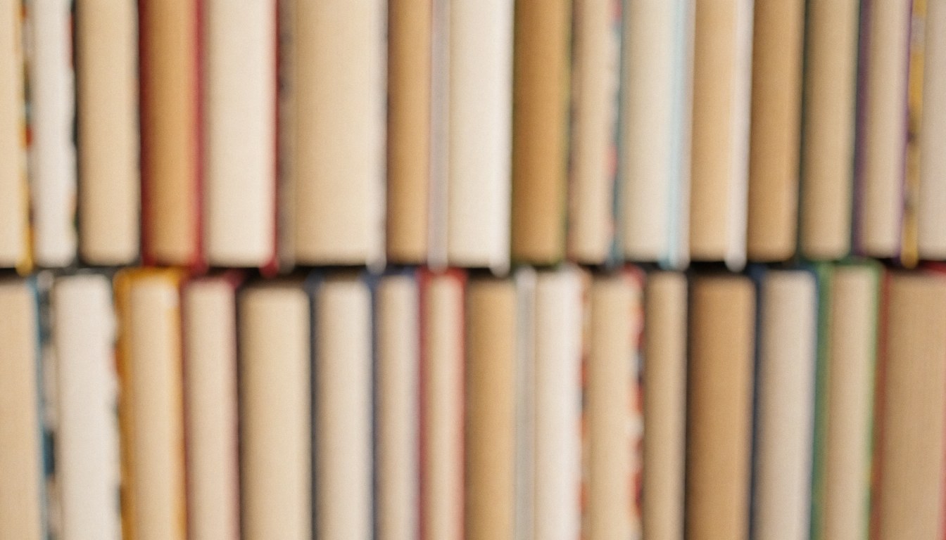 Vue d'arrière-plan texturée mettant en scène une accumulation de livres aux couvertures variées, créant un fond visuel riche et détaillé pour un usage professionnel.