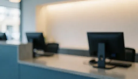 Arrière-plan minimaliste aux tons gris et bleu clair, idéal pour ajouter du texte ou des éléments graphiques dans un contexte commercial.