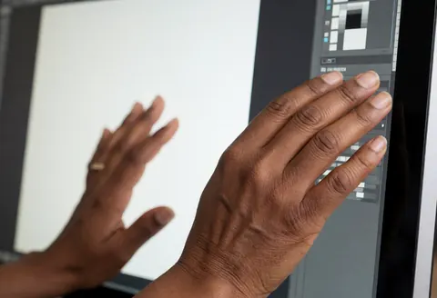 Écran d'ordinateur affichant une interface de logiciel de retouche photo pour la postproduction d'images numériques en studio.