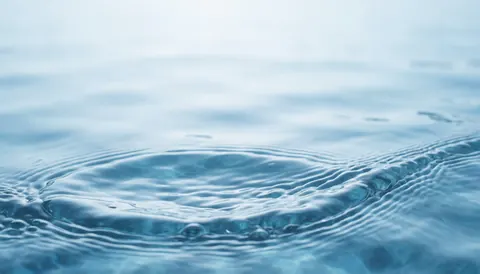 Image abstraite montrant des ondulations d'eau bleue, évoquant la propreté et la fraîcheur, idéale pour illustrer les services de plomberie.