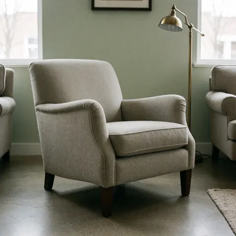 Un fauteuil fini et prêt à être utilisé, présenté comme un produit de mobilier pour une boutique.