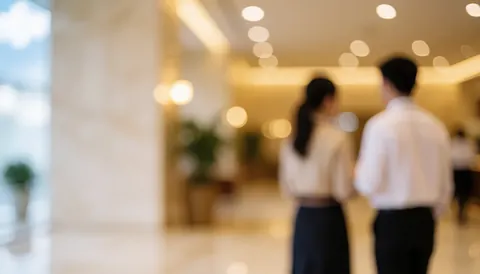 Arrière-plan d'entrée de hôtel aux tons chauds avec effets bokeh lumineux offrant un espace libre pour ajouter du texte, idéal pour supports commerciaux.