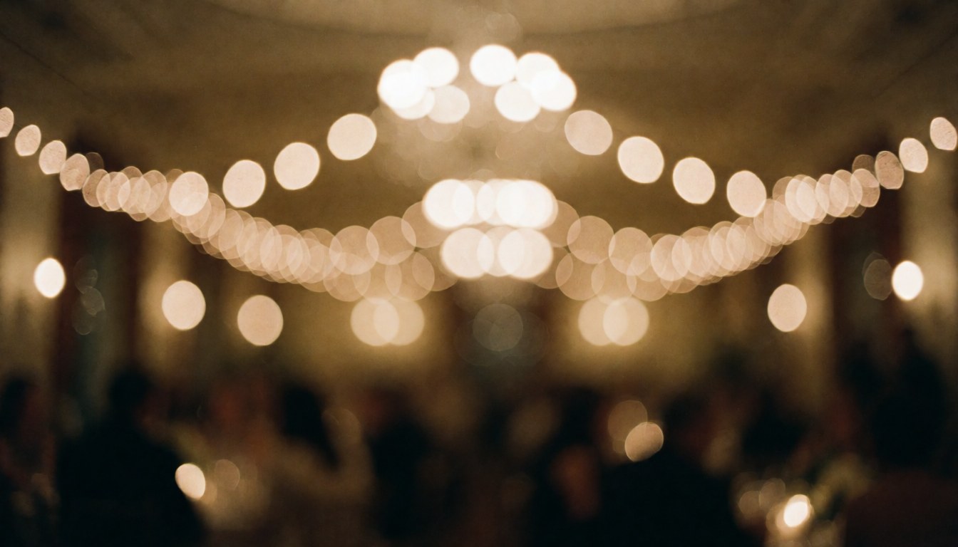Un fond lumineux avec un effet bokeh chaleureux et flou, idéal comme arrière-plan texturé pour des invitations de mariage ou des événements festifs.