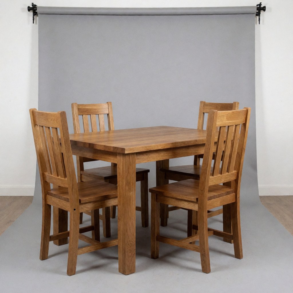 Une table à manger rectangulaire en bois massif posée sur un fond gris uni, éclairage de studio pour mise en valeur du produit.