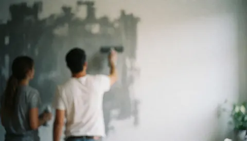 Arrière-plan flou de peinture murale servant de fond pour du texte, avec des tons gris et blanc.