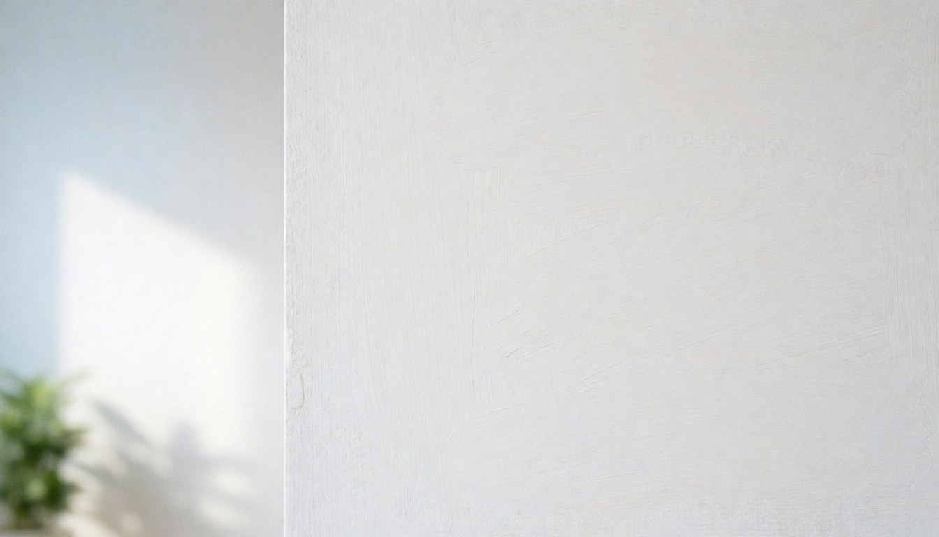 Mur intérieur peint en blanc avec texture visible, servant de fond neutre et épuré pour l'intégration de texte ou de contenu publicitaire.