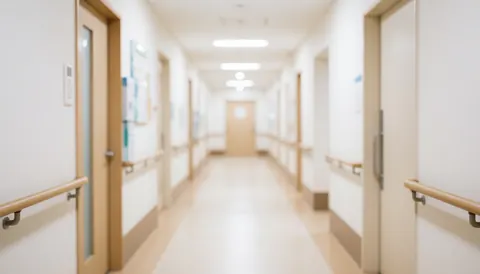 Couloir de clinique flou servant de fond neutre et professionnel pour textes, évoquant la santé et le calme.