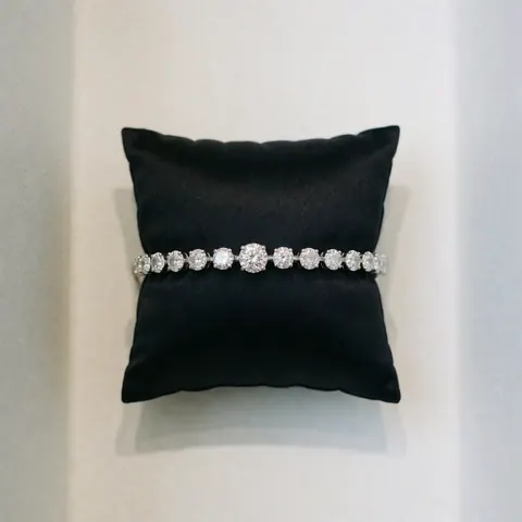 Éclat brillant sur coussin noir, idéal pour la bijouterie de luxe, présentation élégante en studio avec fond blanc.