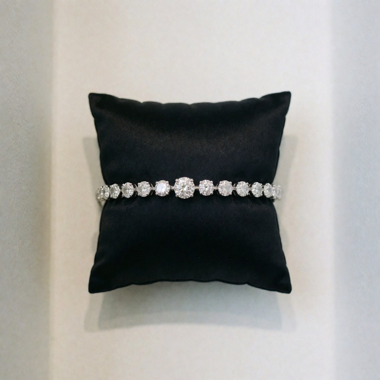 Éclat brillant sur coussin noir, idéal pour la bijouterie de luxe, présentation élégante en studio avec fond blanc.