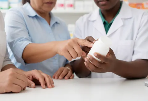 Un pharmacien professionnel explique en détail les caractéristiques d'un médicament à un client lors d'une consultation en pharmacie.