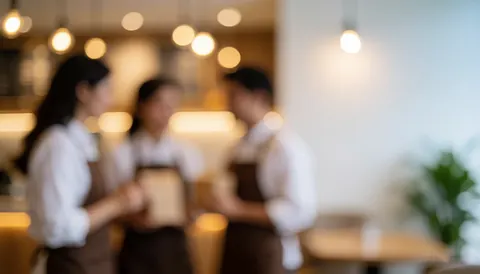 Arrière-plan flou aux tons chauds créant une ambiance invitante, idéal comme espace vide pour texte dans un contexte de café.