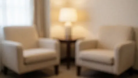 Espace intérieur minimaliste avec deux chaises confortables et une lampe, offrant un arrière-plan neutre idéal pour textes et présentations.