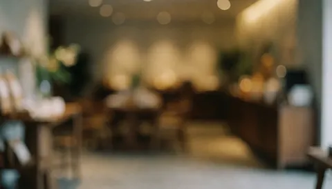 Vue d'un hall d'hôtel luxueux avec un éclairage doux et des éléments en bois, créant une ambiance calme et professionnelle pour vos textes.
