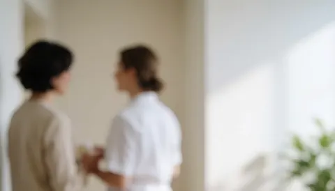 Arrière-plan neutre d'un couloir intérieur aux tons clairs, idéal pour ajouter du texte ou des présentations professionnelles dans le domaine de la psychologie.