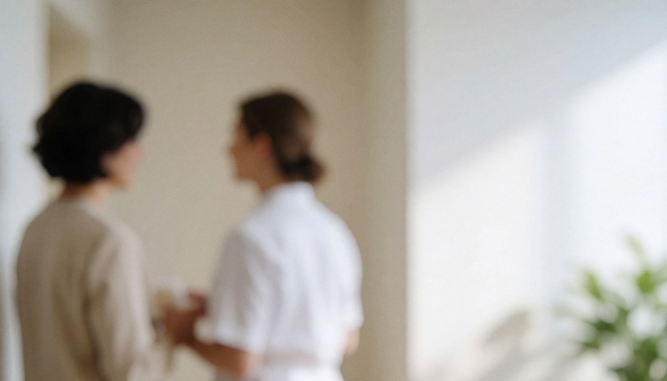 Arrière-plan neutre d'un couloir intérieur aux tons clairs, idéal pour ajouter du texte ou des présentations professionnelles dans le domaine de la psychologie.
