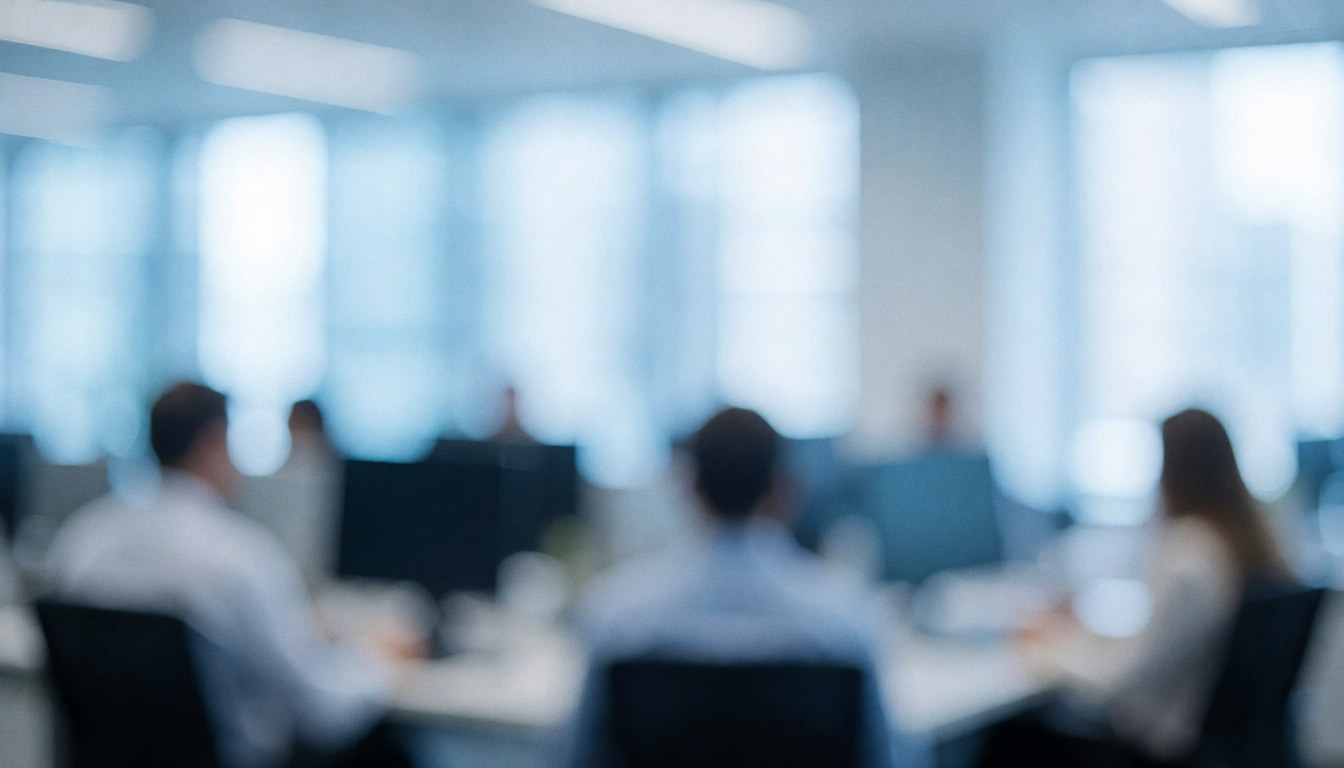 Arrière-plan de bureau flou avec une fenêtre lumineuse, servant de support visuel neutre pour l'ajout de texte dans un contexte professionnel.