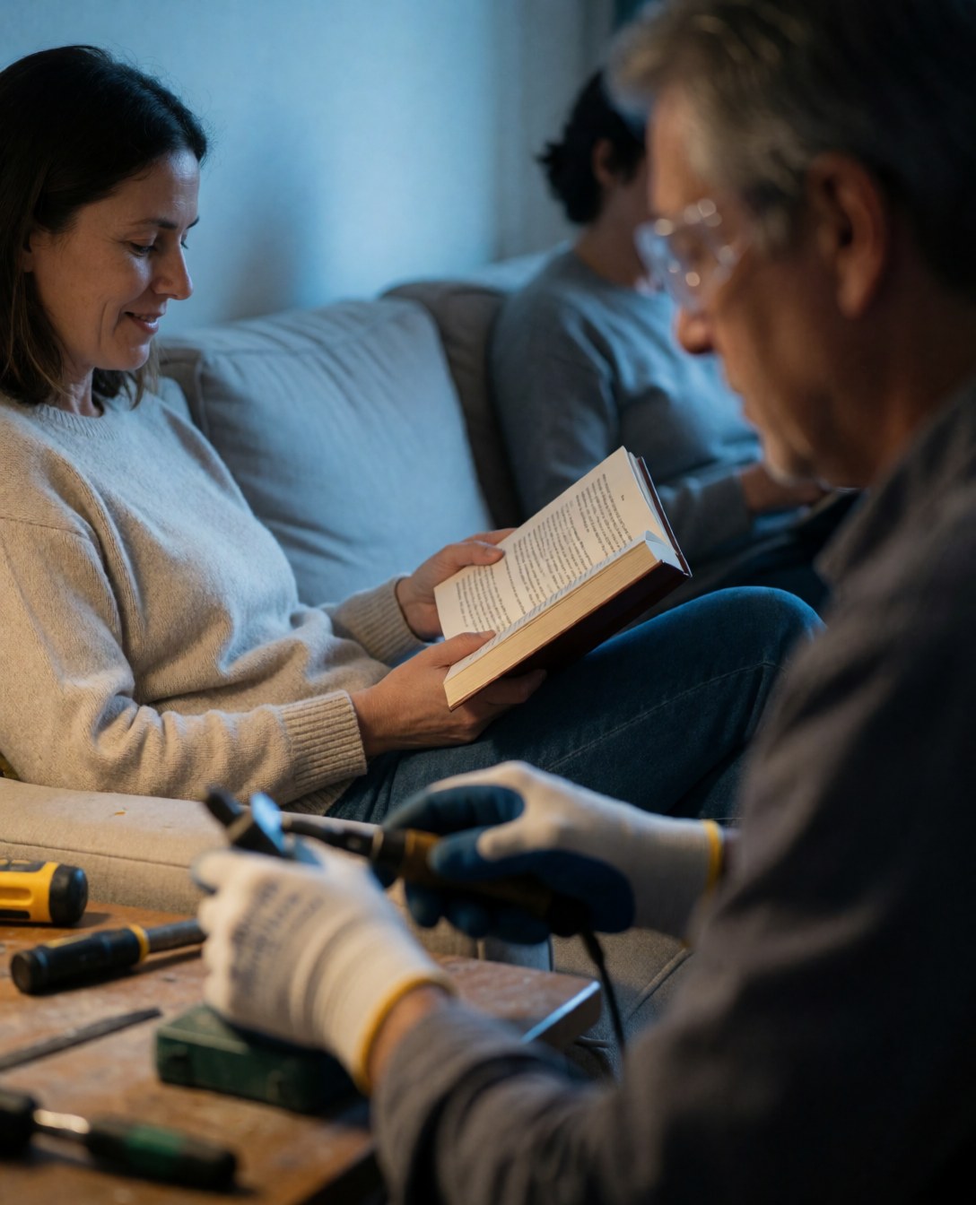 Une femme se repose confortablement dans un intérieur calme et frais, profitant d'un moment de détente.