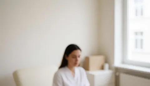 Un fisiothérapeute travaille dans un centre de santé à Berlin avec des murs blancs, une lumière naturelle et une atmosphère relaxante et professionnelle.