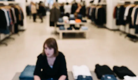 Arrière-plan flou et abstrait servant de fond pour du texte, évoquant l'univers de la mode et du commerce de détail.