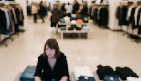 Arrière-plan flou et abstrait servant de fond pour du texte, évoquant l'univers de la mode et du commerce de détail.