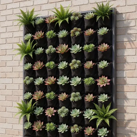 Mur végétal vertical composé de succulentes et fougères dans des sacs sombres, posé contre un mur en briques. Design moderne pour décoration intérieure ou extérieure.