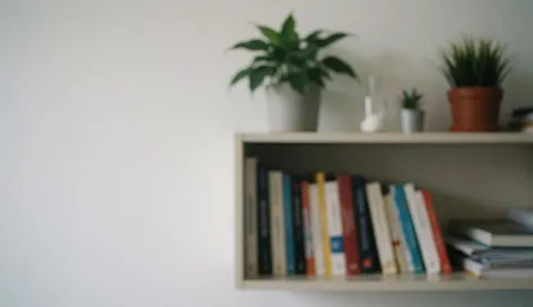 Fond d'étagère en bois contenant des livres et des plantes vertes, offrant un cadre professionnel et apaisant pour du texte sur la nutrition et le bien-être.