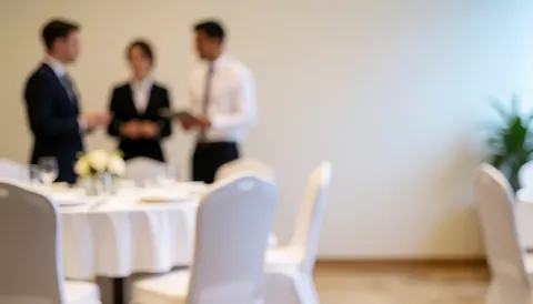 Arrière-plan lumineux et flou d'une salle de banquet avec des tables et des chaises blanches, idéal pour superposer du texte dans un contexte commercial ou événementiel.