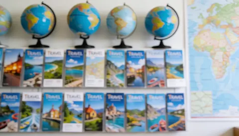 Arrière-plan flou pour textes sur les voyages montrant des globes terrestres, des cartes et des brochures touristiques.