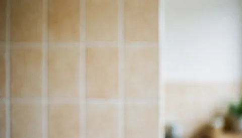 Fond de carreaux de cuisine flou servant de toile de fond abstraite et minimaliste avec des tons chauds pour ajouter du texte ou des bannières publicitaires.