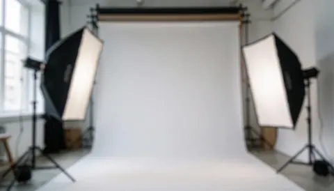 Fond d'étude avec lumières et diffuseurs, idéal pour textes commerciaux, fond blanc neutre pour boutiques en ligne et services numériques.