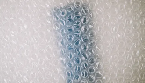 Arrière-plan abstrait composé de multiples bulles de plastique translucides aux tons bleus et blancs, créant une texture douce et professionnelle idéale pour superposer du texte ou un logo.