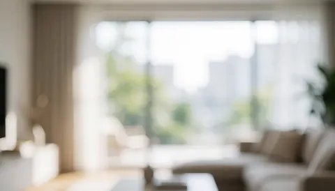 Arrière-plan d'un salon moderne lumineux avec canapé, meubles et vue sur le ciel, idéal pour des textes immobiliers.