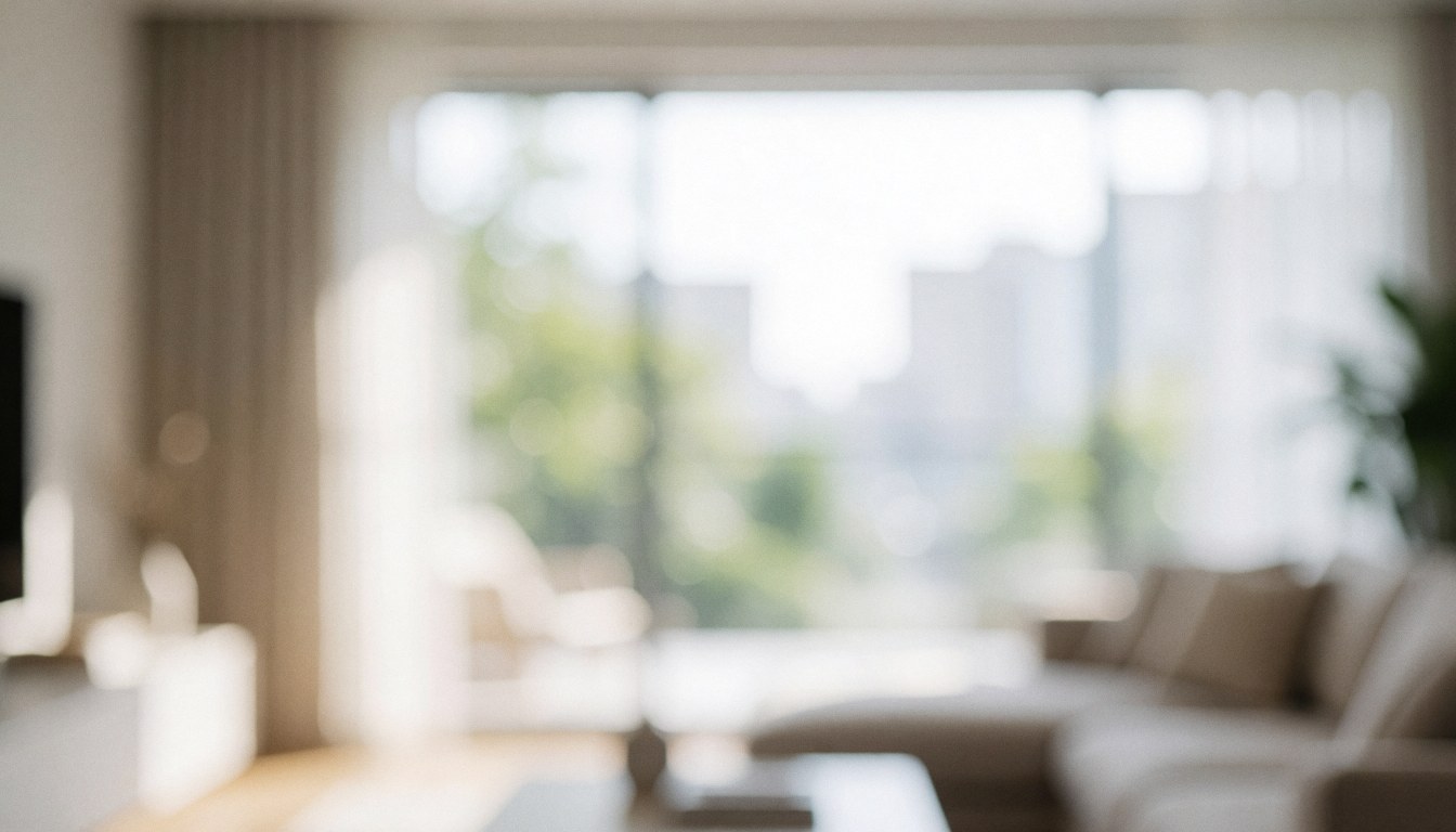 Arrière-plan d'un salon moderne lumineux avec canapé, meubles et vue sur le ciel, idéal pour des textes immobiliers.