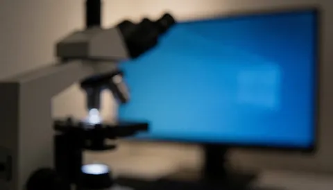 Fond sombre bleu avec silhouettes d'équipements de laboratoire et d'écrans pour texte.