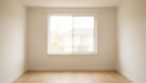 Fond intérieur clair et minimaliste avec lumière douce, idéal pour ajouter du texte ou des informations dans un contexte professionnel.