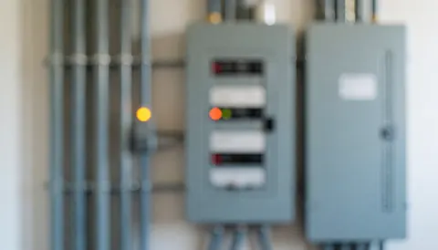 Fond professionnel montrant un panneau électrique avec des lumières indicatrices, idéal pour ajouter du texte sur un thème lié à l'électricité et à la technologie.