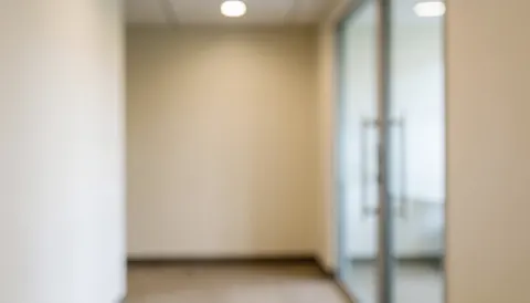 Arrière-plan professionnel flou aux tons neutres, idéal pour superposer du texte ou un logo dans un contexte corporatif.