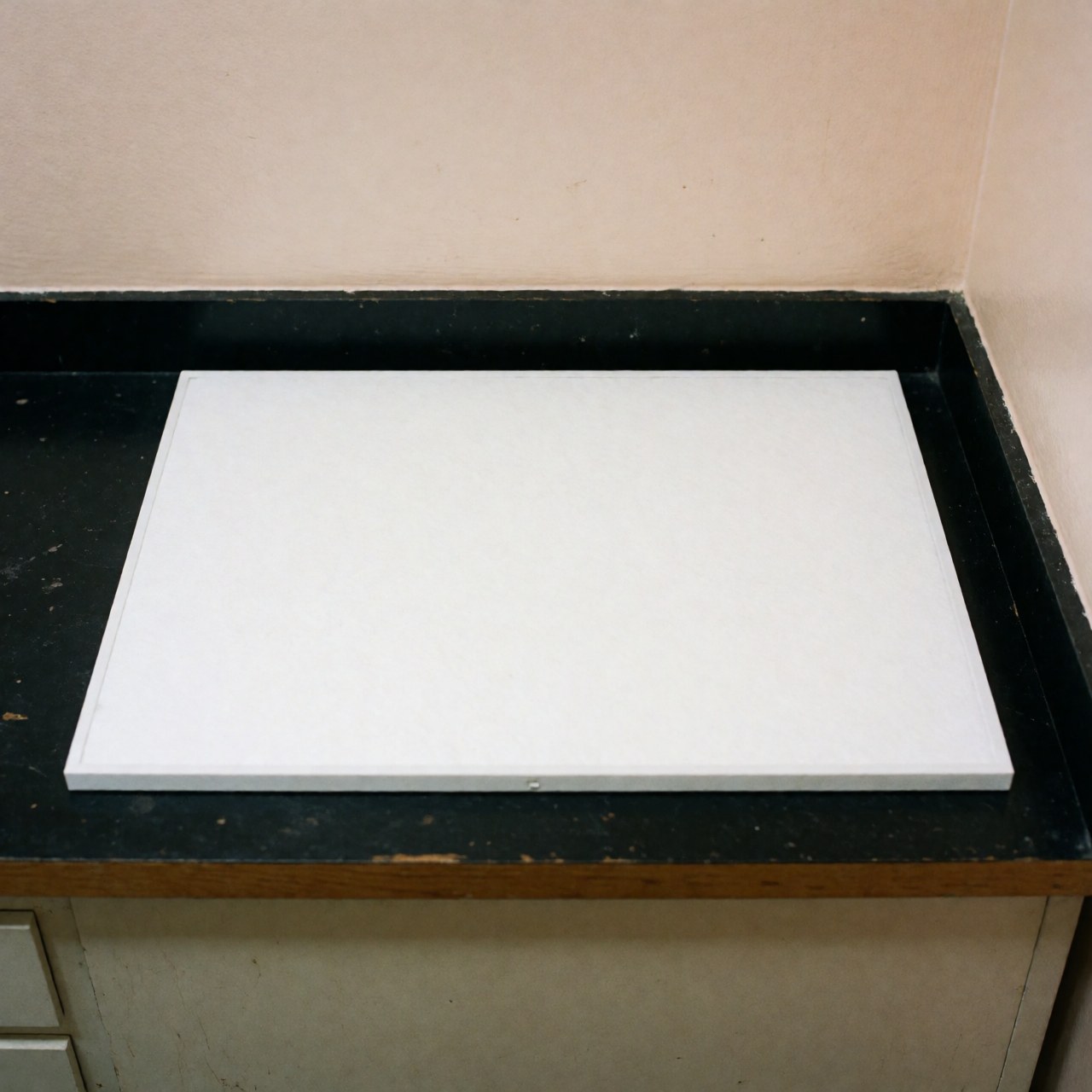 Vue de dessus d'un filtre à air rectangulaire blanc propre posé sur une surface plane, utilisé pour le remplacement et l'installation par un technicien.