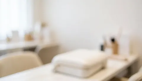 Arrière-plan flou neutre beige clair adapté pour ajouter du texte ou des publicités dans un contexte professionnel de beauté et de soins des ongles.